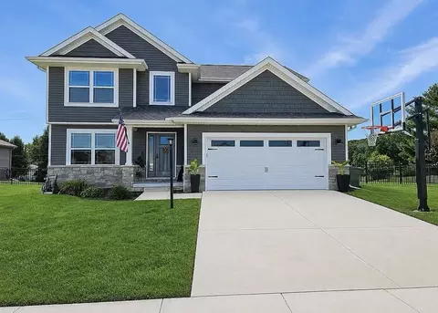 705 Red Bud Dr, Mahomet, IL 61853