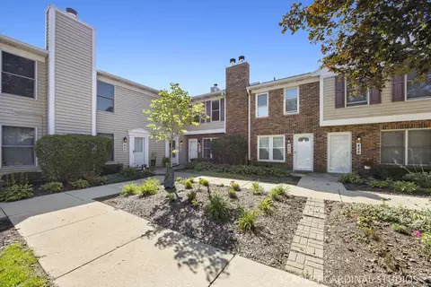 424 Kensington Ct, Naperville, IL 60563