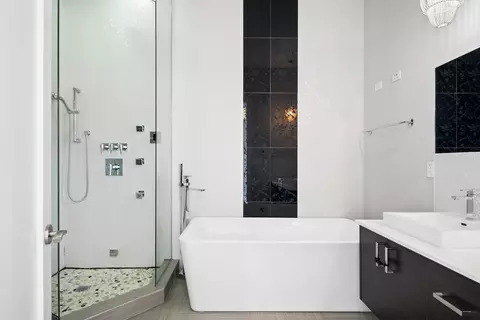 Bath - Undisclosed, Chicago, IL 60622 photo 3 of 4