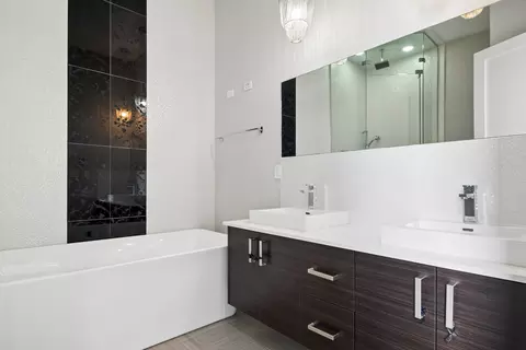 Bath - Undisclosed, Chicago, IL 60622 photo 2 of 4