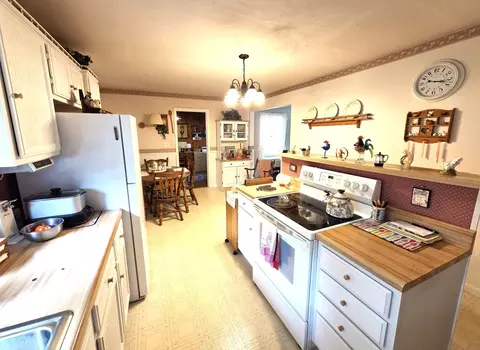 Kitchen - 355 Lee Evans Dr, Hull, IL 62343 photo 1 of 2