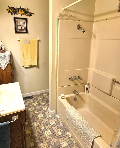 Bath - 355 Lee Evans Dr, Hull, IL 62343 photo 1 of 1