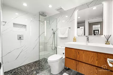 Bath - 175 E Delaware Pl #6611, Chicago, IL 60611 photo 1 of 2