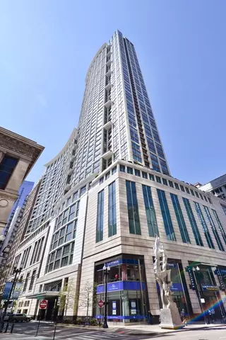 130 N Garland Ct #4-19, Chicago, IL 60602