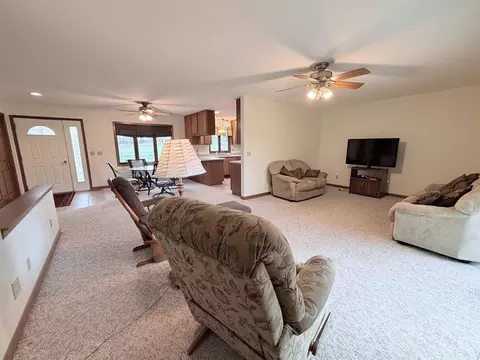 Living - 4 Genesee Ct, Morrison, IL 61270 photo 3 of 6
