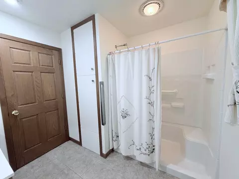 Bath - 4 Genesee Ct, Morrison, IL 61270 photo 2 of 3