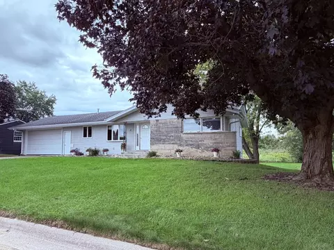 Exterior - 4 Genesee Ct, Morrison, IL 61270 photo 3 of 9