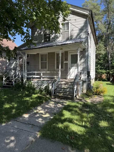 220 1st St, Woodstock, IL 60098