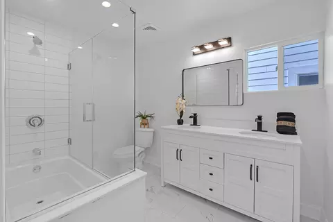 Bath - 1407 W Fuller St, Chicago, IL 60608 photo 1 of 3