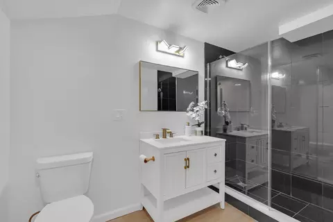 Bath - 1407 W Fuller St, Chicago, IL 60608 photo 3 of 3