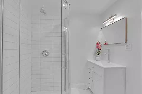 Bath - 1407 W Fuller St, Chicago, IL 60608 photo 2 of 3