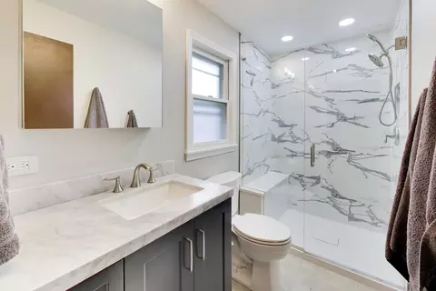 Bath - 2307 Fulle St, Rolling Meadows, IL 60008 photo 3 of 3