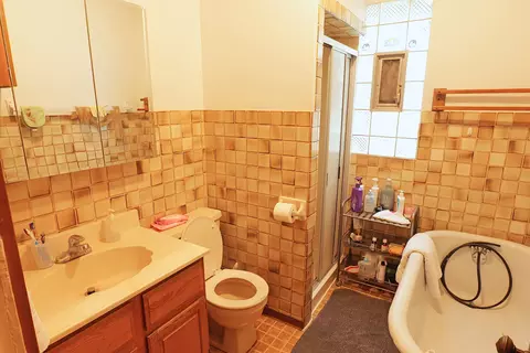 Bath - 7439 W 56th St, Summit, IL 60501 photo 2 of 5