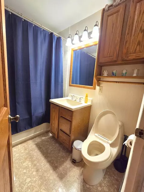 Bath - 5237 Pleasant Ln, Crestwood, IL 60418 photo 1 of 1