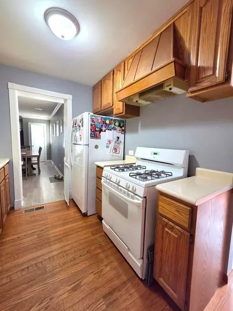 Kitchen - 5237 Pleasant Ln, Crestwood, IL 60418 photo 2 of 4
