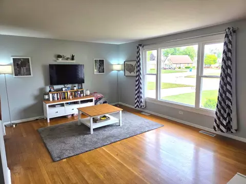 Living - 5237 Pleasant Ln, Crestwood, IL 60418 photo 3 of 4