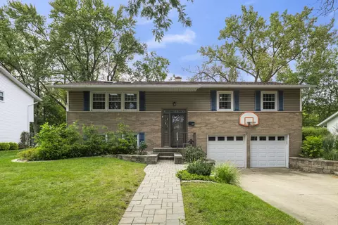 907 E Schirra Dr, Palatine, IL 60074