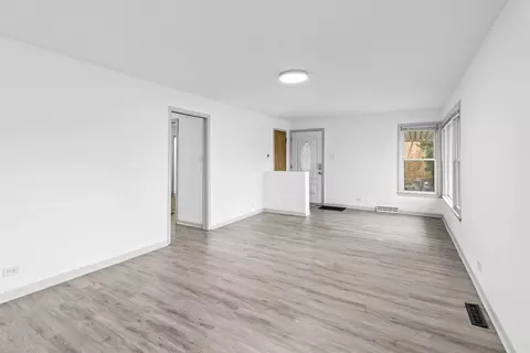 Living - 7915 Massasoit Ave, Burbank, IL 60459 photo 2 of 4