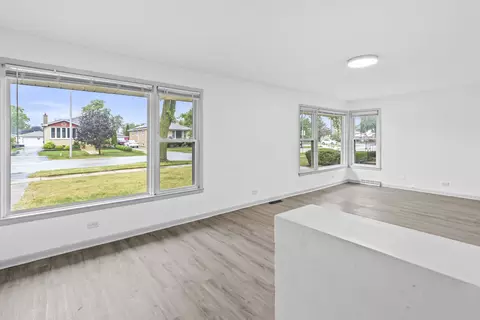 Living - 7915 Massasoit Ave, Burbank, IL 60459 photo 1 of 4