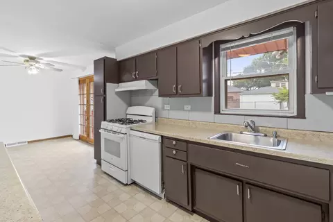 Kitchen - 7915 Massasoit Ave, Burbank, IL 60459 photo 2 of 3