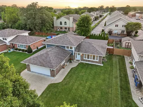 10548 S Tod Dr, Palos Hills, IL 60465