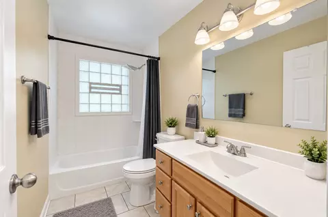 Bath - 16100 Circle Dr, Markham, IL 60428 photo 1 of 1
