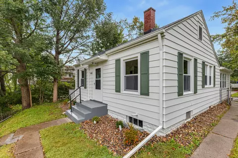 Exterior - 910 25th St, Moline, IL 61265 photo 2 of 8