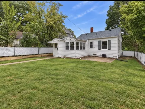 Exterior - 910 25th St, Moline, IL 61265 photo 3 of 8