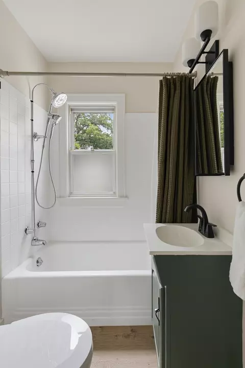 Bath - 910 25th St, Moline, IL 61265 photo 3 of 3