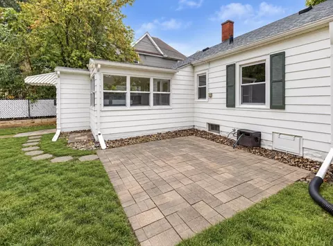 Exterior - 910 25th St, Moline, IL 61265 photo 6 of 8