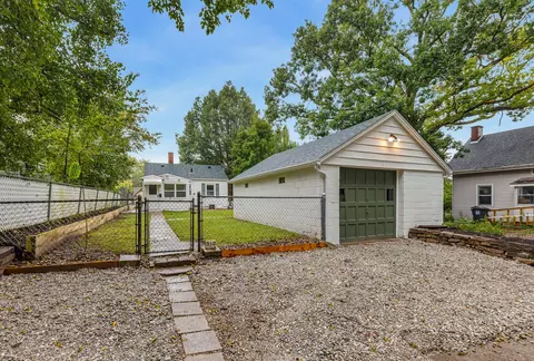 Exterior - 910 25th St, Moline, IL 61265 photo 8 of 8