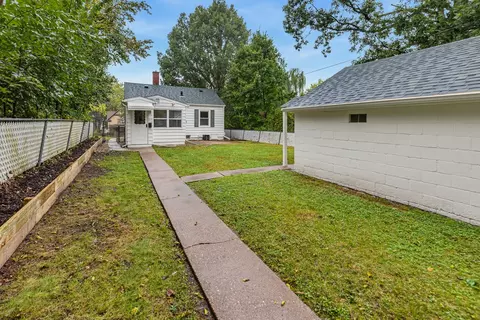 Exterior - 910 25th St, Moline, IL 61265 photo 7 of 8