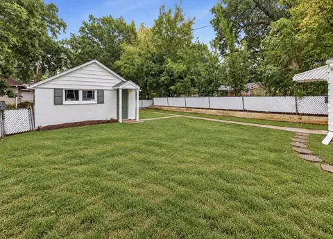 Exterior - 910 25th St, Moline, IL 61265 photo 4 of 8