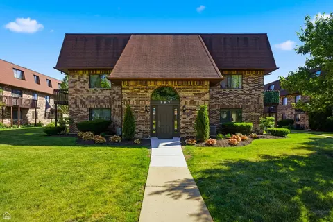187 Uteg St #206B, Crystal Lake, IL 60014