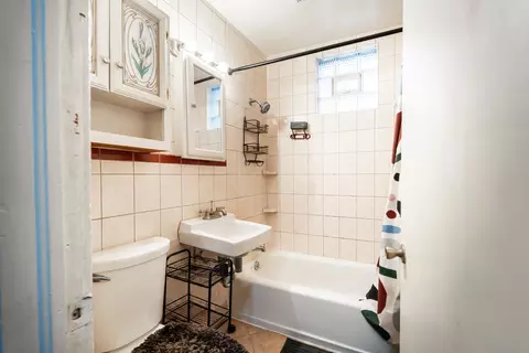 Bath - 2733 N Artesian Ave, Chicago, IL 60647 photo 2 of 2