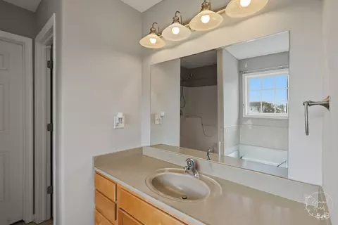 Bath - 116 Diversatech Dr, Manteno, IL 60950 photo 2 of 4