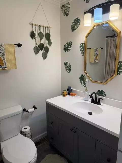 Bath - 1214 E Grayson St E, Benton, IL 62812 photo 1 of 3