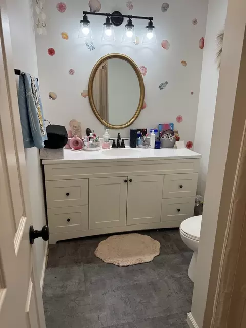 Bath - 1214 E Grayson St E, Benton, IL 62812 photo 3 of 3