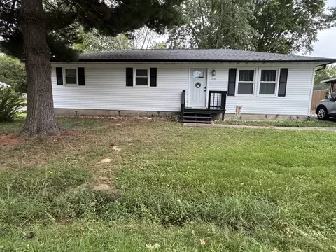Exterior - 1214 E Grayson St E, Benton, IL 62812 photo 2 of 2