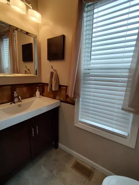 Bath - 2000 Grandview Trl, Belvidere, IL 61008 photo 1 of 5