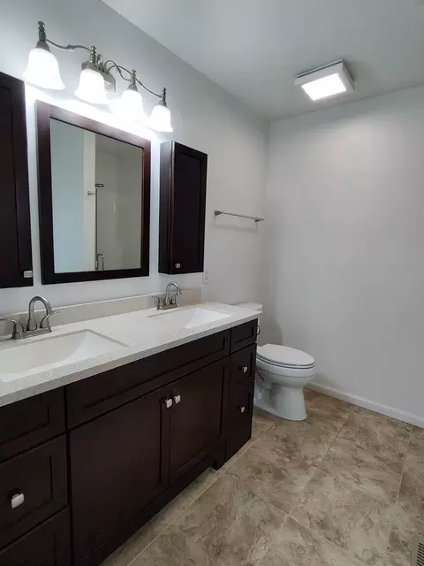 Bath - 2000 Grandview Trl, Belvidere, IL 61008 photo 3 of 5