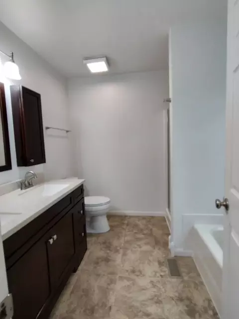 Bath - 2000 Grandview Trl, Belvidere, IL 61008 photo 2 of 5
