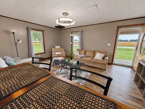Living - 2076 N State Rd, Flora, IL 62839 photo 3 of 13