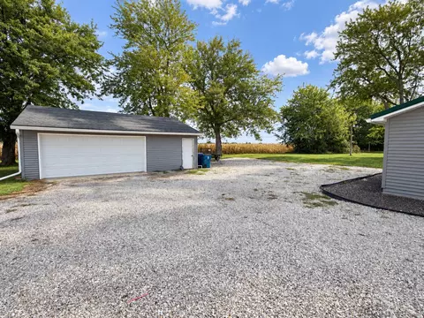 Exterior - 2076 N State Rd, Flora, IL 62839 photo 15 of 25
