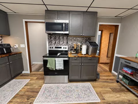 Kitchen - 2076 N State Rd, Flora, IL 62839 photo 7 of 8