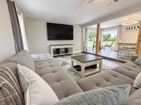 Living - 2076 N State Rd, Flora, IL 62839 photo 1 of 13