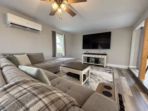 Living - 2076 N State Rd, Flora, IL 62839 photo 9 of 13