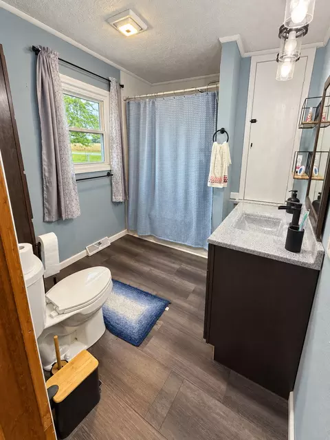 Bath - 2076 N State Rd, Flora, IL 62839 photo 3 of 12