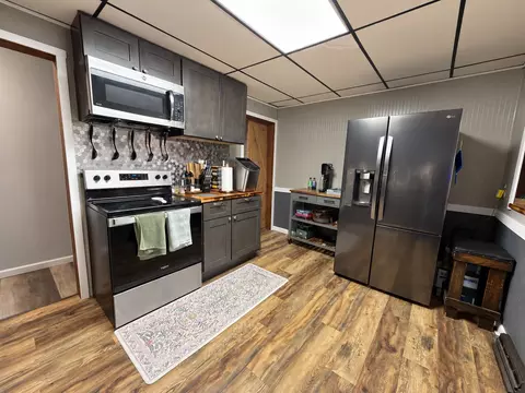Kitchen - 2076 N State Rd, Flora, IL 62839 photo 6 of 8