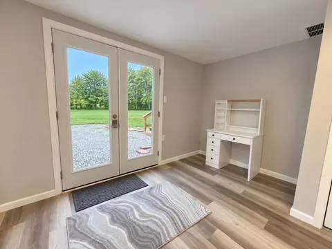 Entry Way - 2076 N State Rd, Flora, IL 62839 photo 5 of 6
